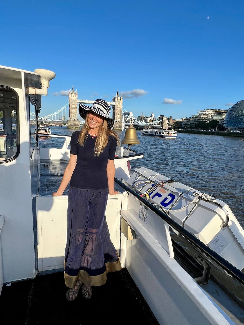 Fotos: La invitada que brilló en la lujosa boda de Nuria March con vestido y capa vizcaínas
