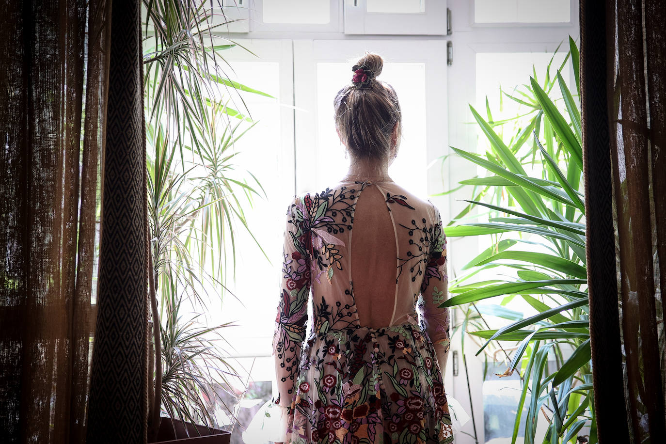 Fotos: La invitada que brilló en la lujosa boda de Nuria March con vestido y capa vizcaínas
