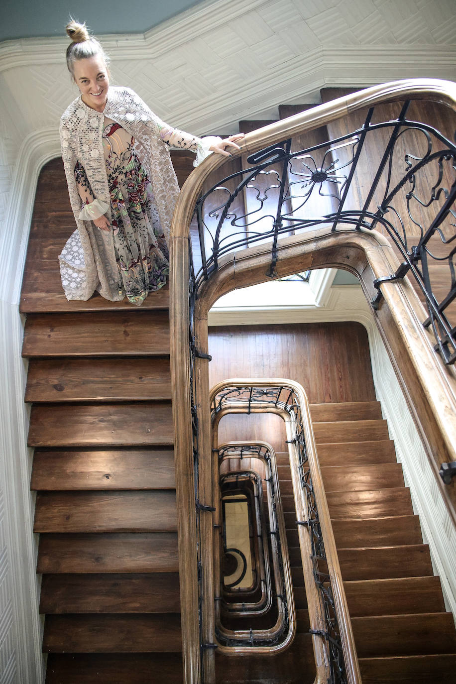 Fotos: La invitada que brilló en la lujosa boda de Nuria March con vestido y capa vizcaínas