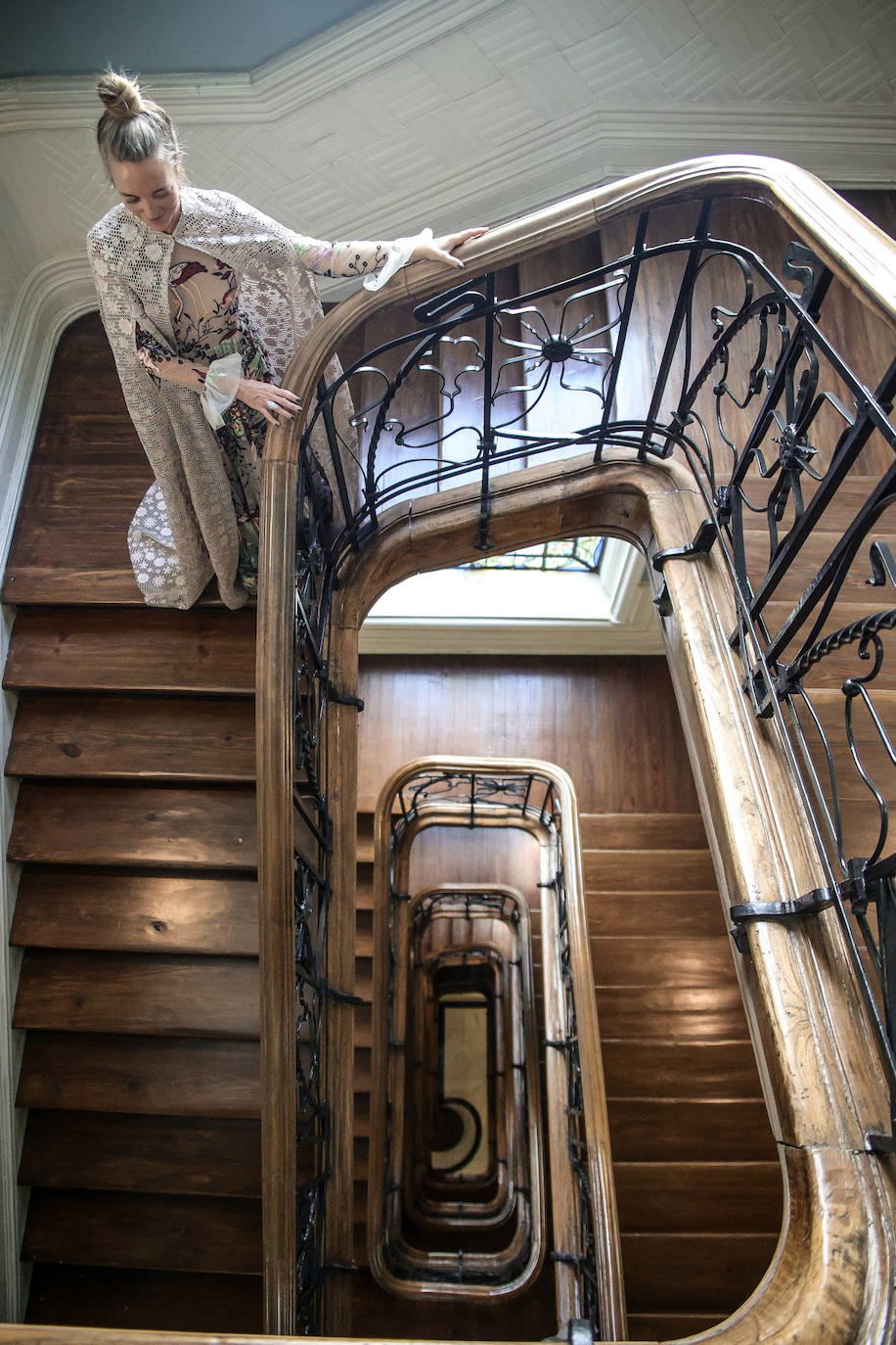 Fotos: La invitada que brilló en la lujosa boda de Nuria March con vestido y capa vizcaínas