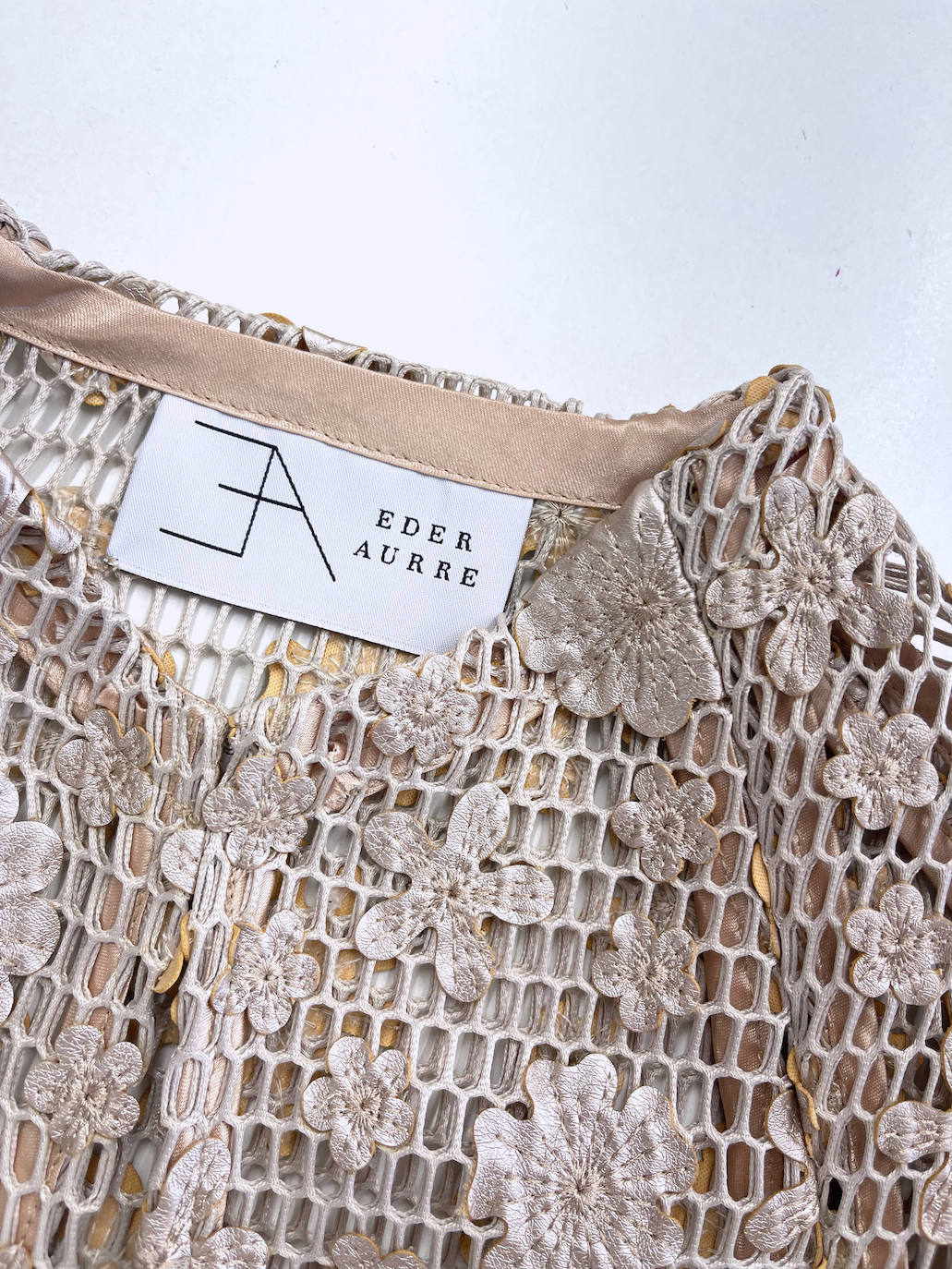 Fotos: La invitada que brilló en la lujosa boda de Nuria March con vestido y capa vizcaínas