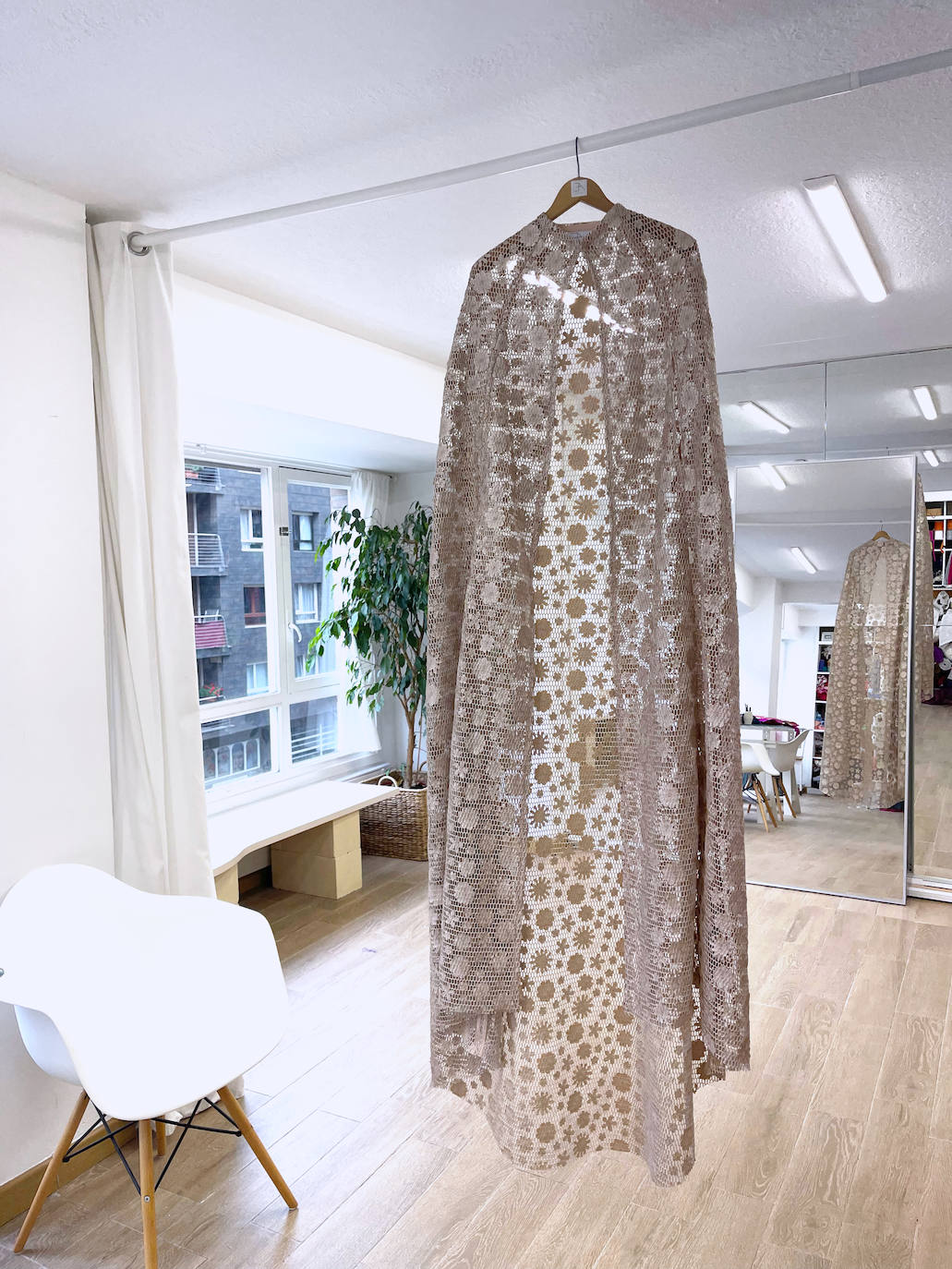 Fotos: La invitada que brilló en la lujosa boda de Nuria March con vestido y capa vizcaínas