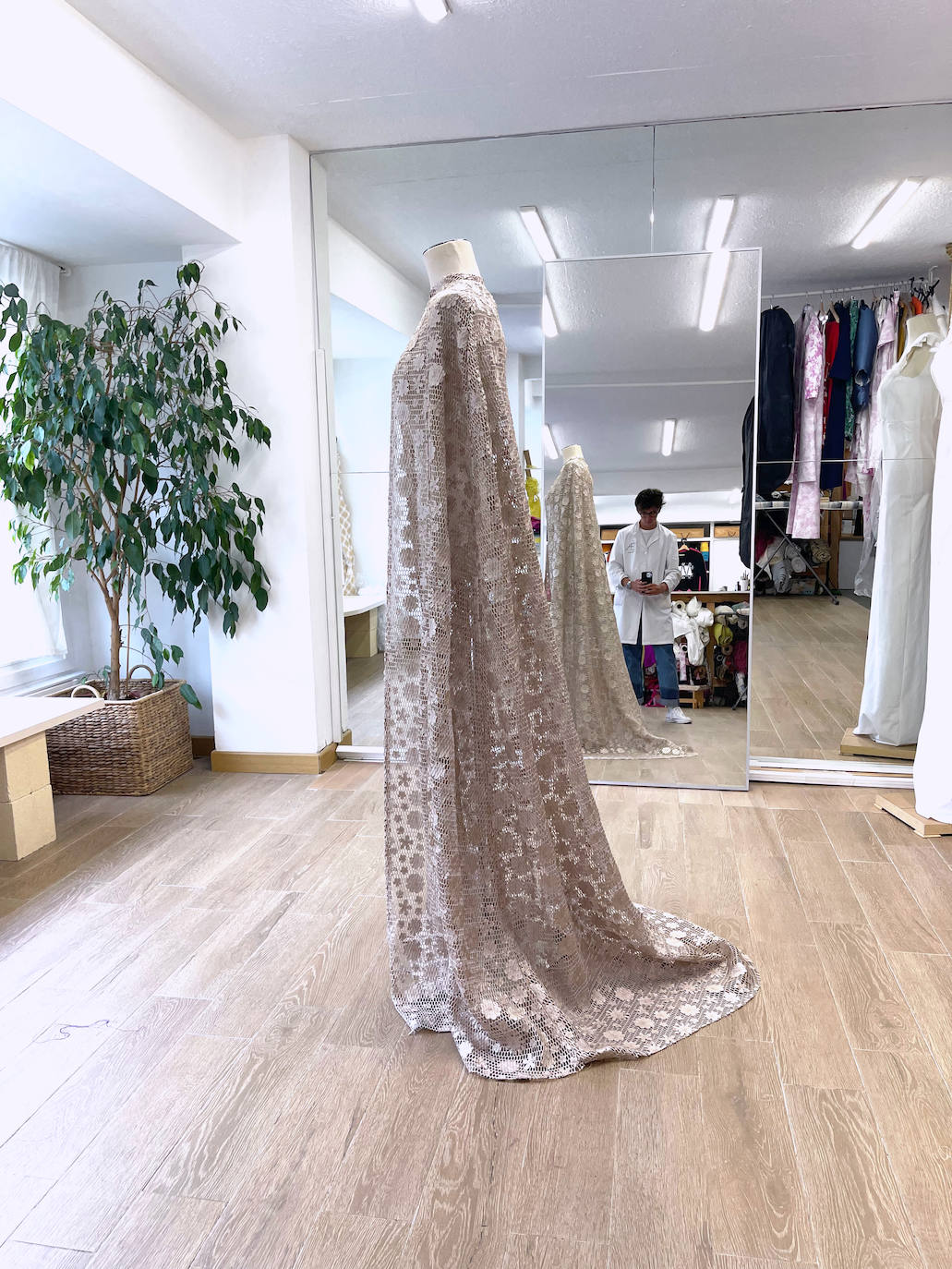 Fotos: La invitada que brilló en la lujosa boda de Nuria March con vestido y capa vizcaínas