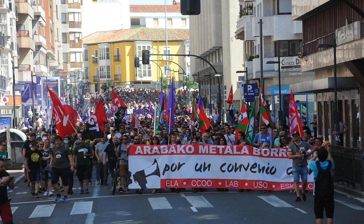 Trabajadores del metal en Álava, durante una de las manifestaciones convocadas en mayo.