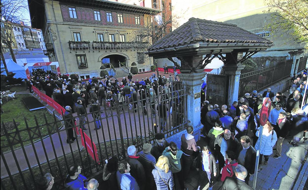 Colas de socios en el Palacio de Ibaigane para votar en las elecciones anteriores.