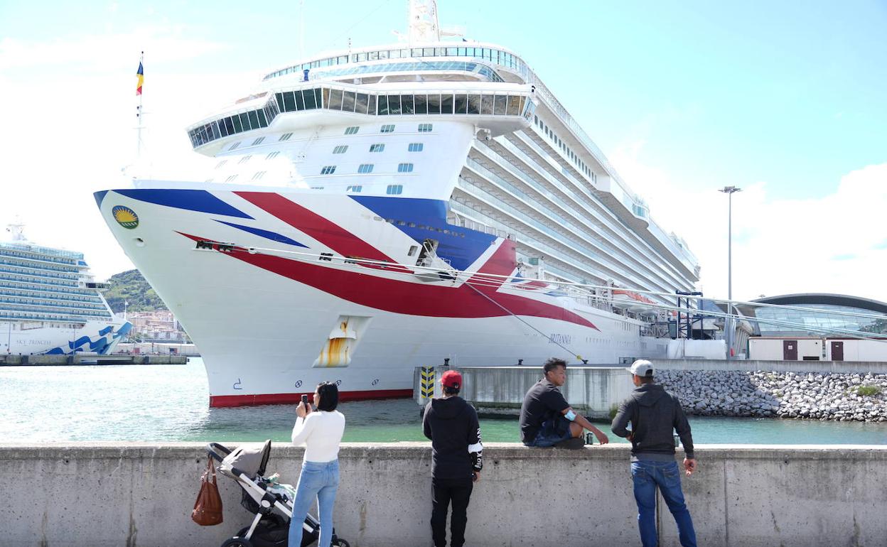 Varias personas observan un crucero de turistas, a su llegada el pasado 22 de mayo a Getxo. 