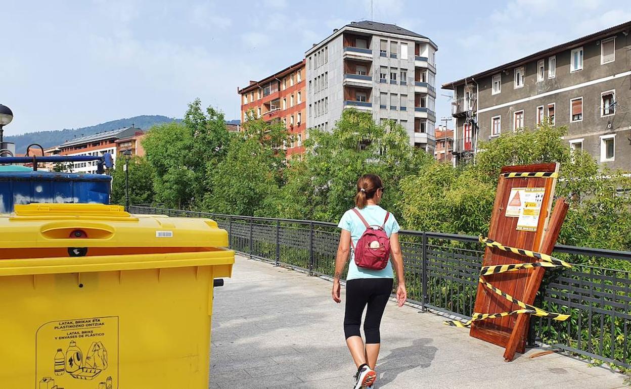 Los residuos se han dejado en la calle indicando la forma correcta de dejarlos, la víspera y avisando al servicio de recogida. 