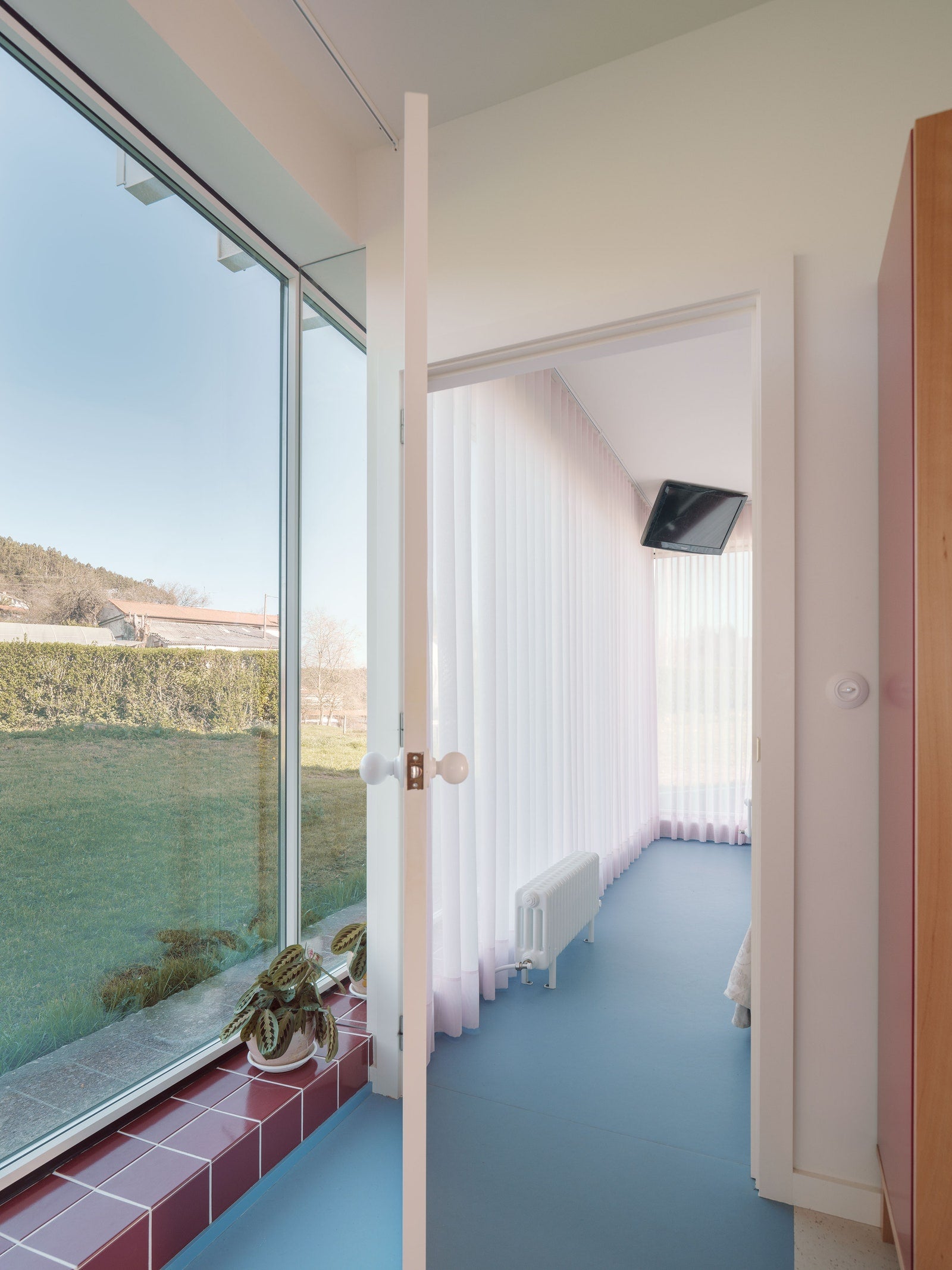 Fotos: La casa agrícola de una familia en Loiu convertida en dos viviendas para un matrimonio y su hija