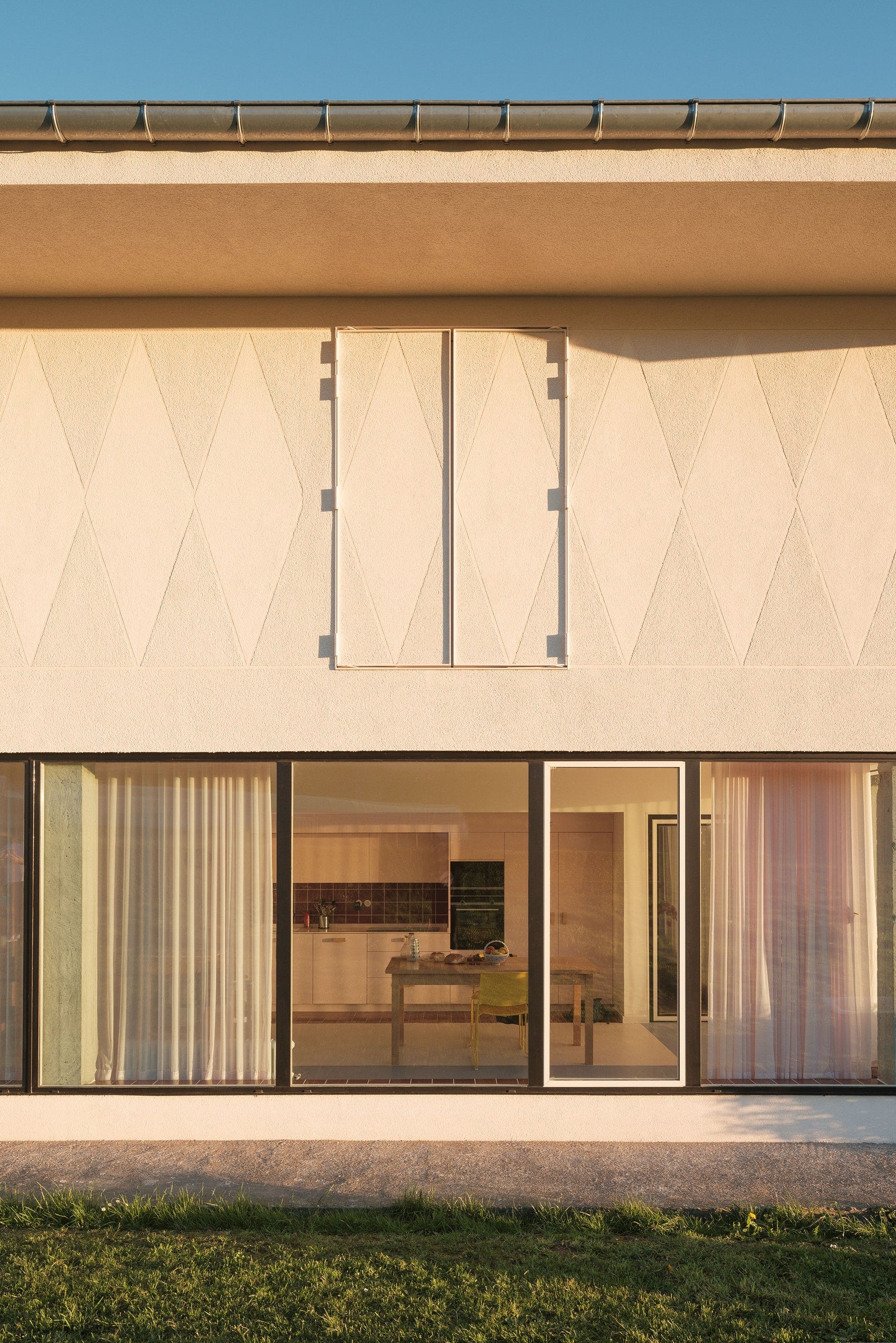 Fotos: La casa agrícola de una familia en Loiu convertida en dos viviendas para un matrimonio y su hija