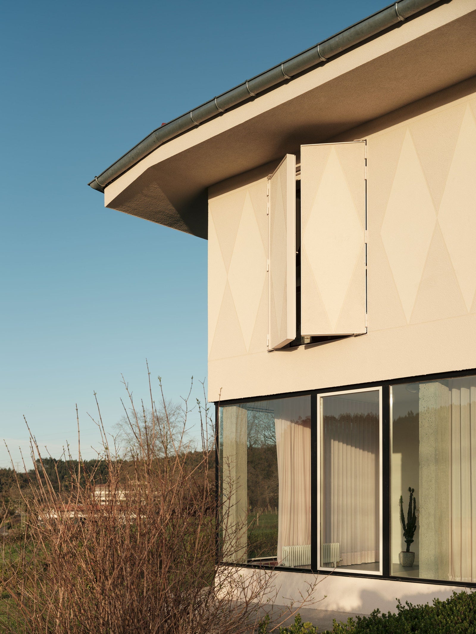 Fotos: La casa agrícola de una familia en Loiu convertida en dos viviendas para un matrimonio y su hija
