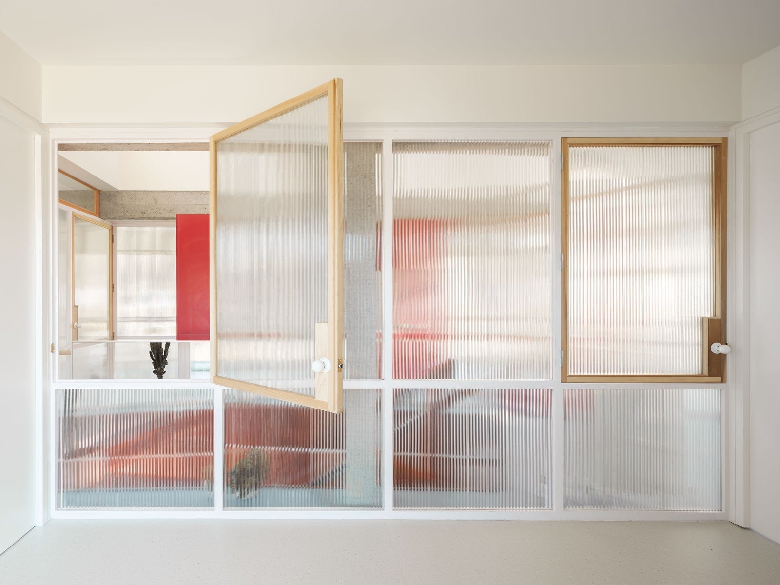 Fotos: La casa agrícola de una familia en Loiu convertida en dos viviendas para un matrimonio y su hija