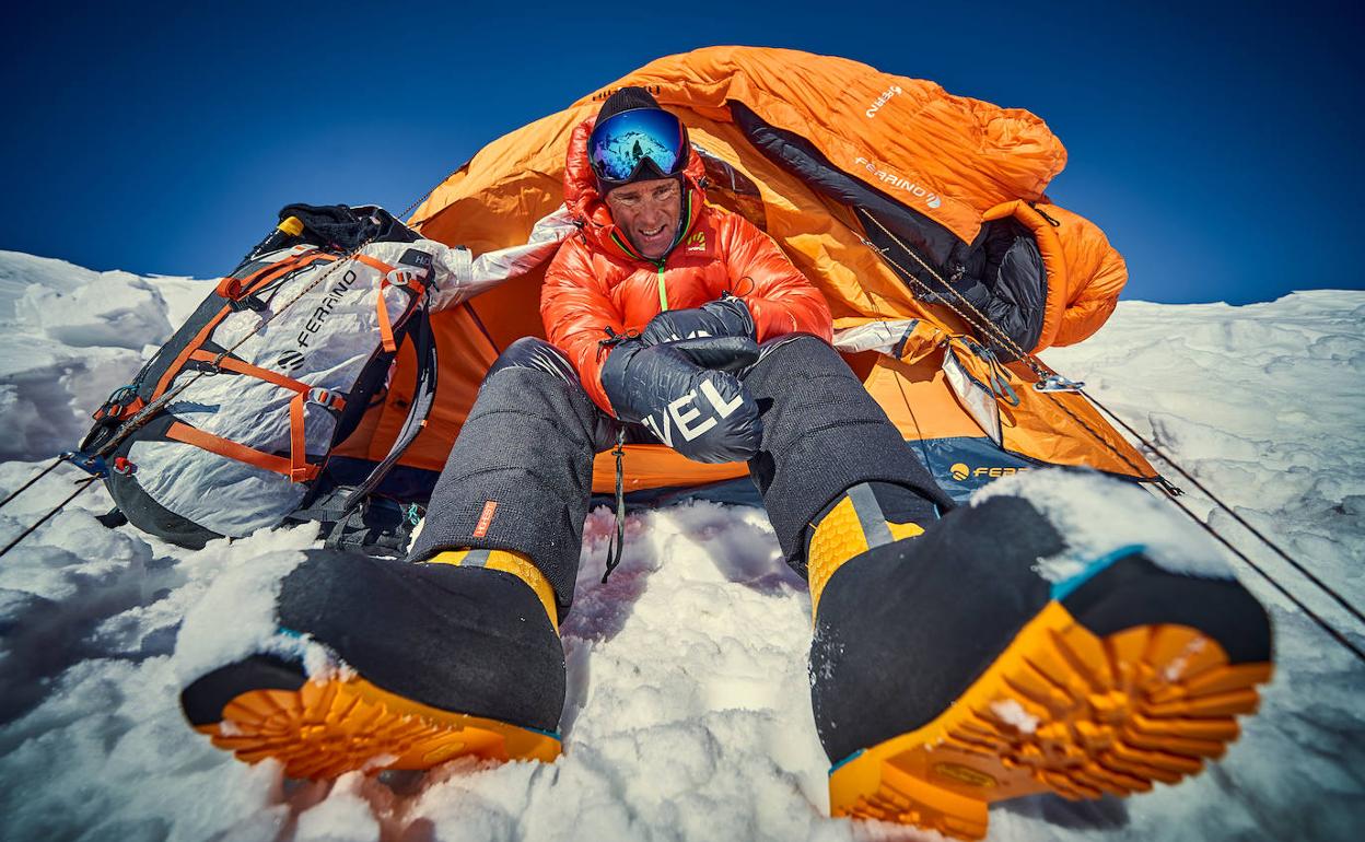 Marko Confortola altuerako zelai batean atseden hartzen ari da.