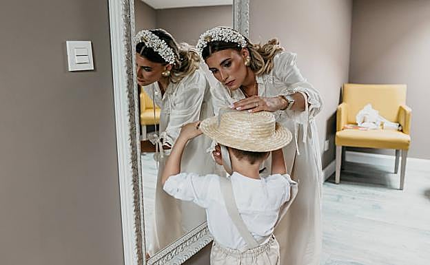 Tania preparándose junto a su hijo.