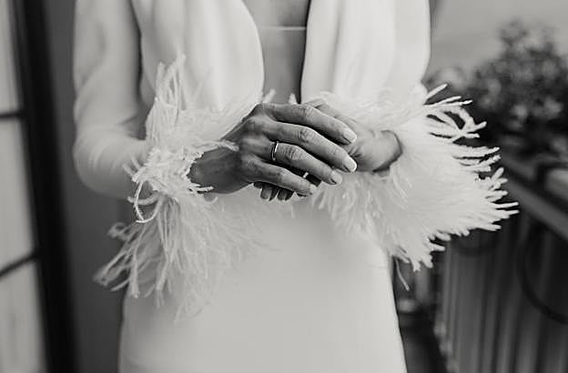 Los manguitos con flecos que lució en su segundo look el día de su boda. 