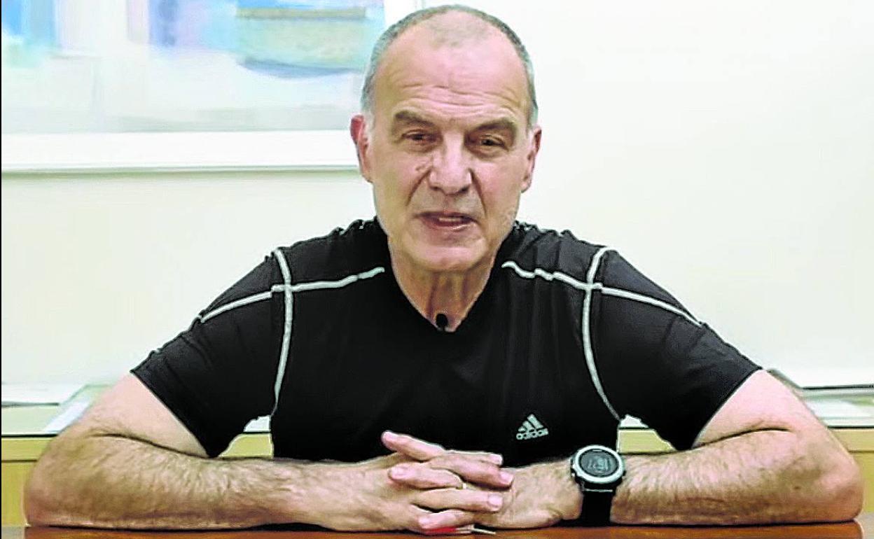 El técnico argentino, mucho más delgado, explicó en un vídeo el seguimiento a los jugadores. 