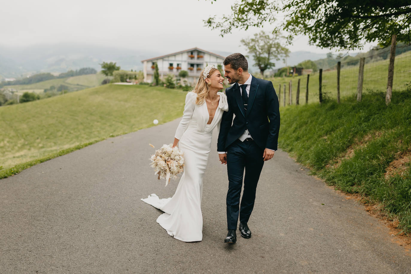 Fotos: Sí, es posible transformar un &#039;look bridal&#039; solo con los accesorios: la novia vizcaína que lo consiguió