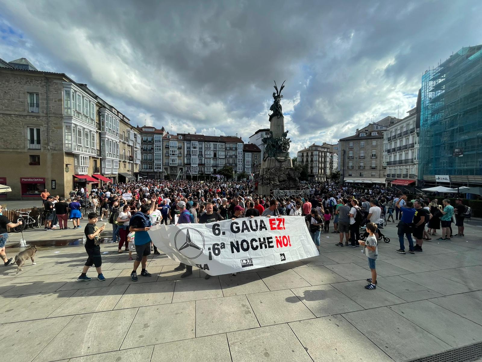 Mercedes vive una huelga «histórica» que paraliza su producción en Vitoria