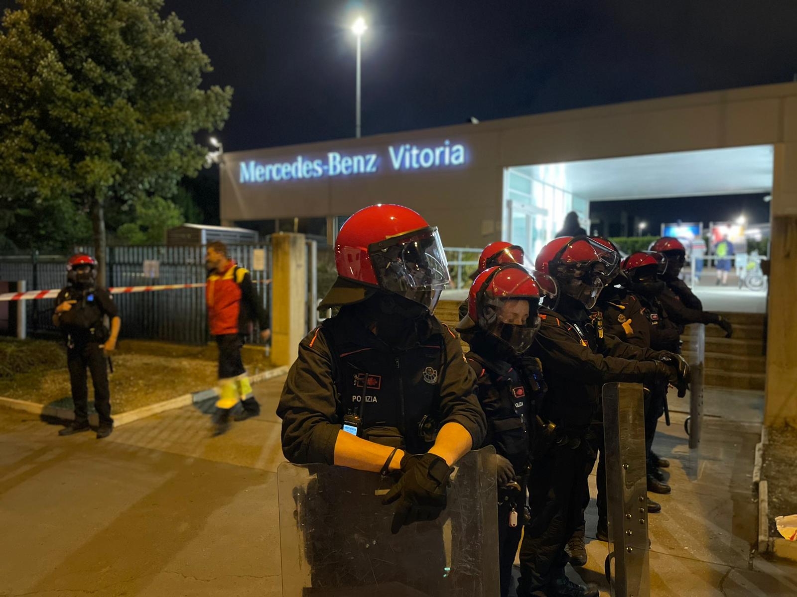 Fotos: La huelga en Mercedes arranca sin incidentes y con «gran respaldo de la plantilla», dicen los sindicatos