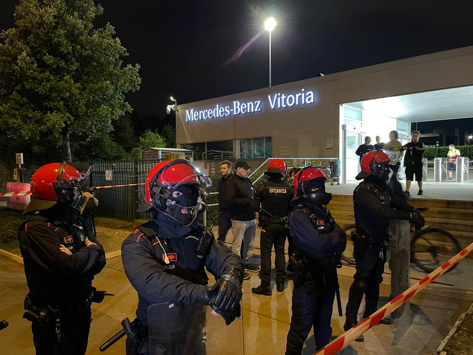 Fotos: La huelga en Mercedes arranca sin incidentes y con «gran respaldo de la plantilla», dicen los sindicatos