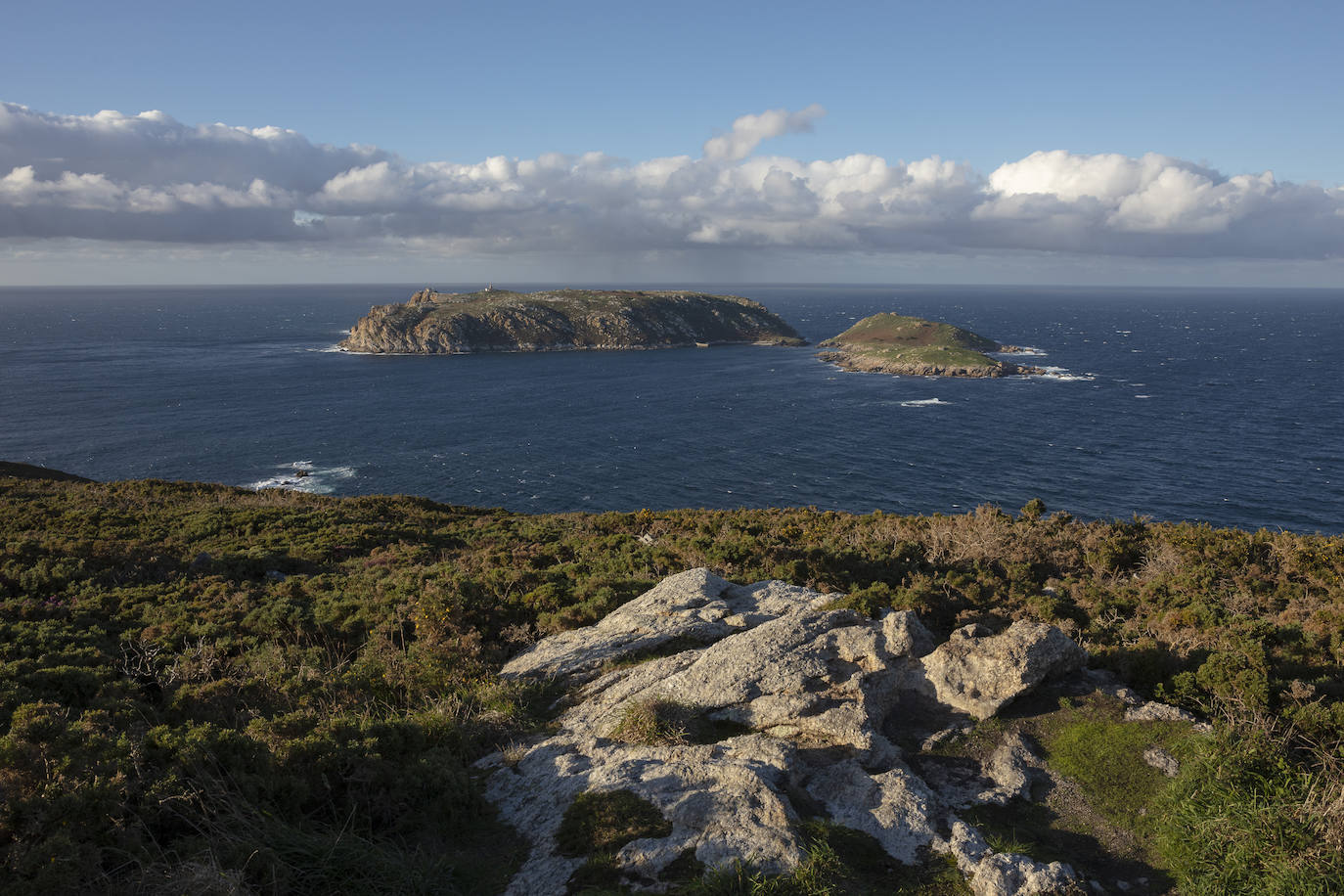 Islas Sisargas, Malpica de Bergantiños. Formado por tres islas: Grande, Chica y Malante.