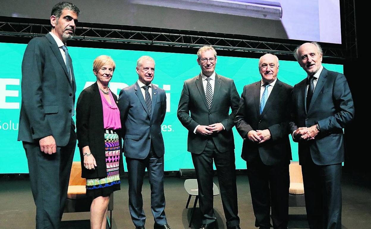 Eneko Goia, Arantxa Tapia, Iñigo Urkullu, Markel Olano, Josu Sánchez y Antonio Brufau, en la junta de Elkargi. 