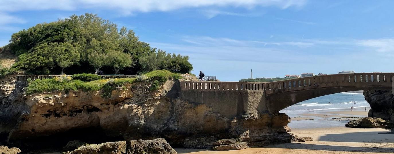 Gracias a la emperatriz Eugenia, la ciudad pasó de ser un puerto de pescadores a una estación termal de moda a la que en la actualidad se han unido el surf, el golf... También es un excelente punto de partida para explorar el País Vasco francés.