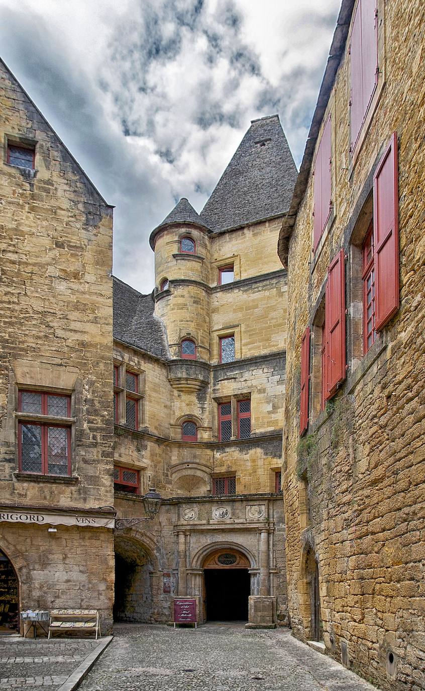 Situado en el corazón del Périgord Noir, el valle de la Vézère ofrece un paisaje de acantilados al pie de los cuales fluye el río Vézère. Pero, además de ese exterior deslumbrante, en su interior propone hasta 15 cuevas y sitios prehistóricos, entre ellos la famosa cueva de Lascaux. Por su parte, Sarlat, capital del Périgord Noir, tiene un patrimonio rico y variado con 11 hectáreas completamente clasificadas o registradas como monumentos históricos.