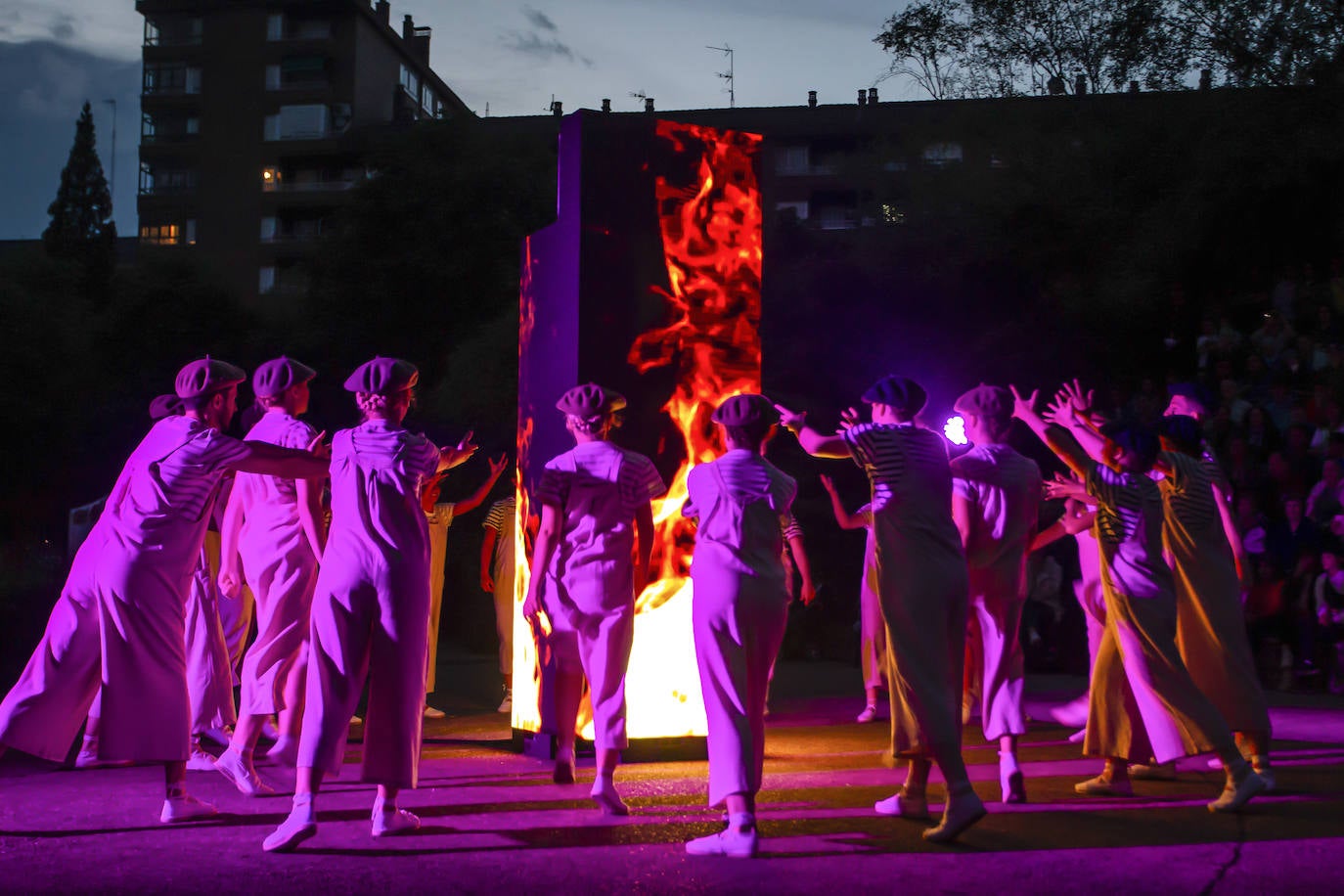 Fotos: Las hogueras de San Juan brillan en Vitoria