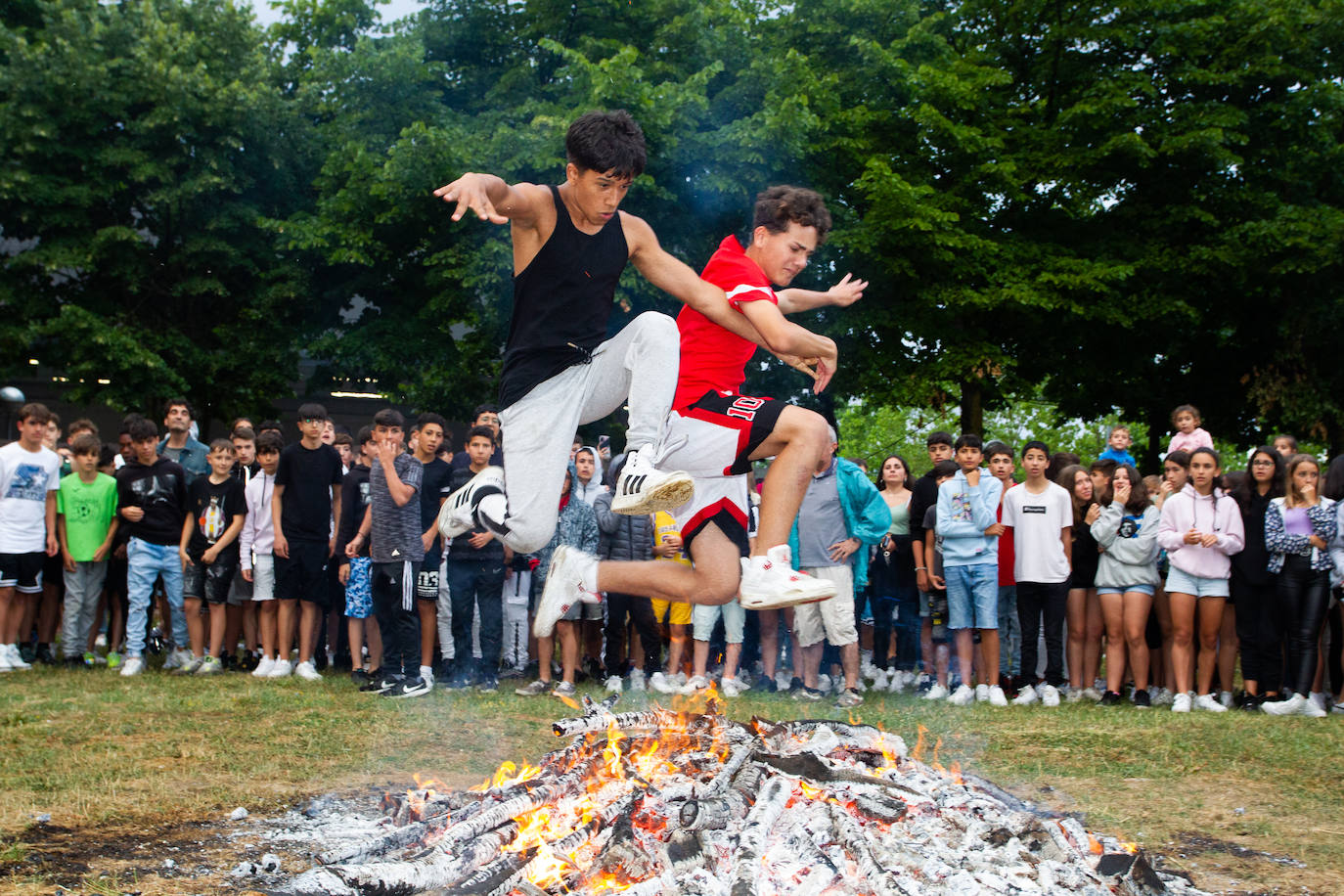 Fotos: Las hogueras de San Juan brillan en Vitoria