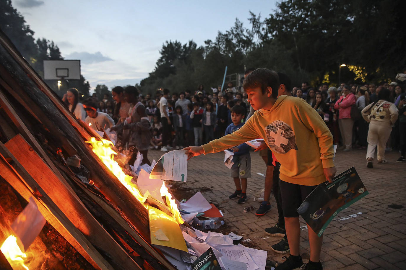 Fotos: Las hogueras de San Juan brillan en Vitoria