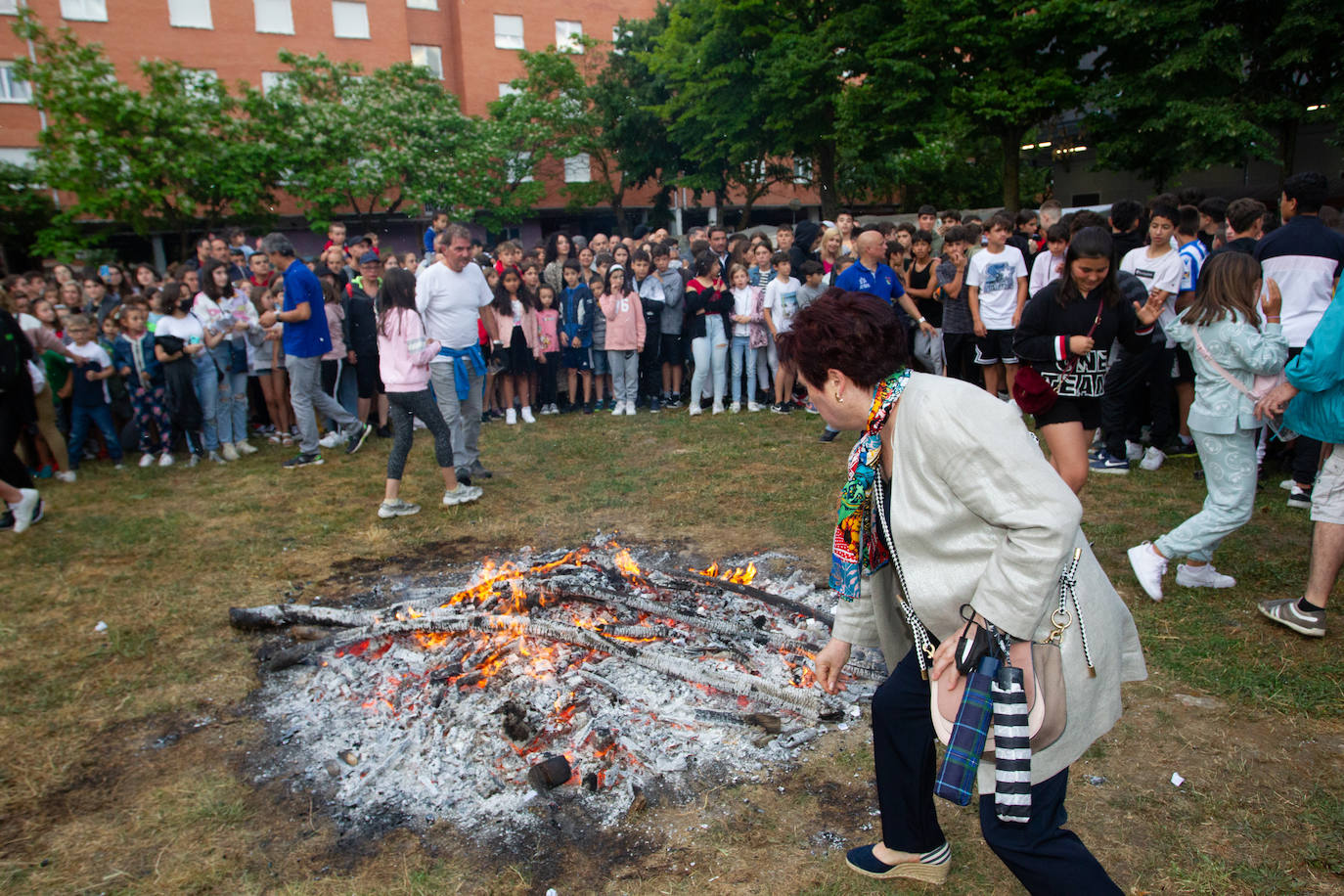 Fotos: Las hogueras de San Juan brillan en Vitoria