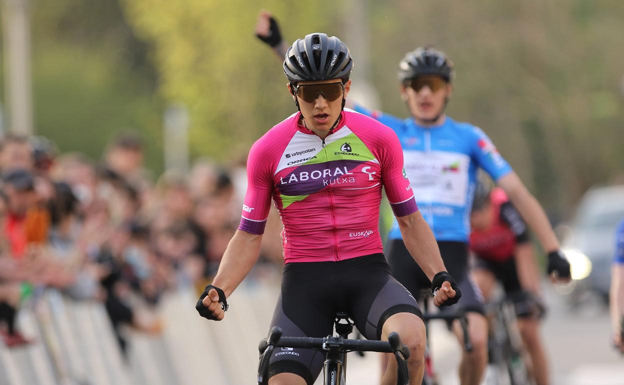 Xabier Berasategi, con el maillot del Laboral Kutxa. 