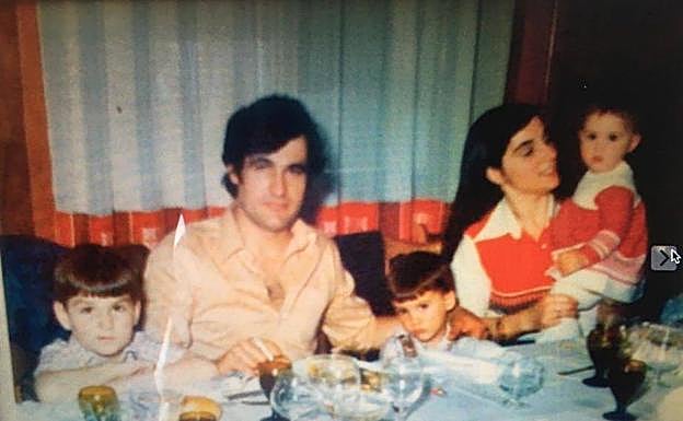 En el centro, con sus padres y sus dos hermanos.