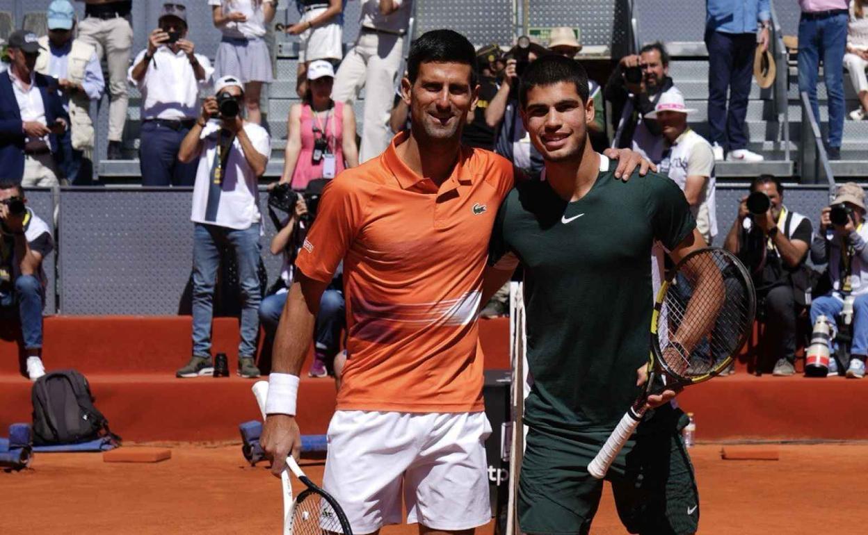 Novak Djokovic y Carlos Alcaraz, antes de enfrentarse en Madrid. 