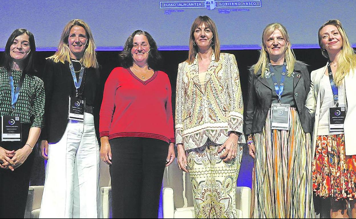 Mercedes Moreno (Iberdrola), Ainhoa Rivera (Tubacex), Montse Pardo (Microsoft Ibérica), la vicelehendakari Idoia Mendia, Patricia Arias (Banco Santander) y Shannon Vetes, de BlaBlaCar, ayer, en la clausura del congreso de Bilbao sobre brecha de género. 