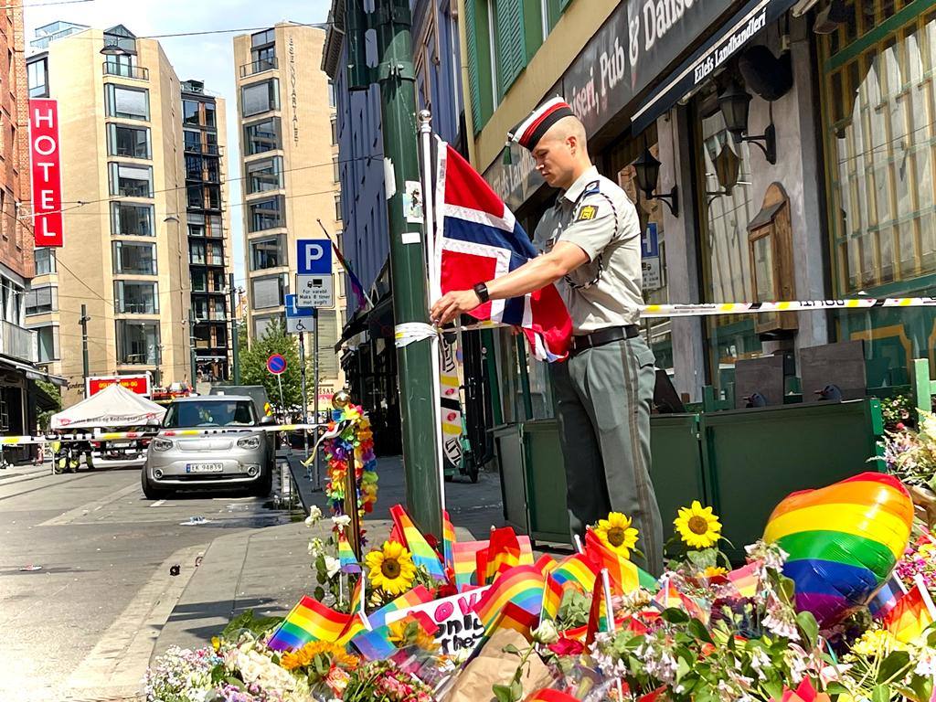 Fotos: Dolor tras el atentado en un pub LGTBI de Oslo en el que han muerto dos personas y una veintena han resultado heridas