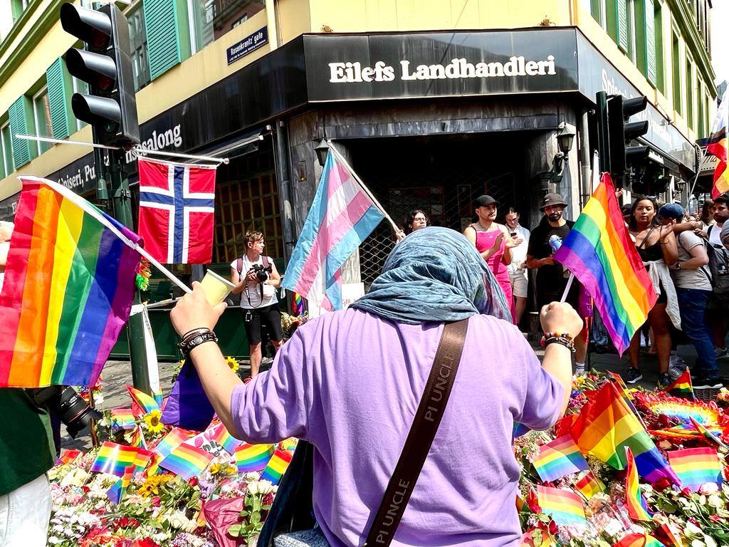 Fotos: Dolor tras el atentado en un pub LGTBI de Oslo en el que han muerto dos personas y una veintena han resultado heridas