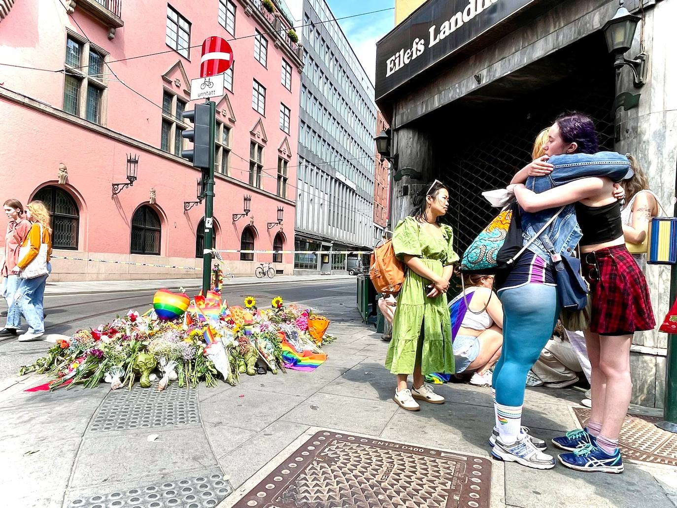 Fotos: Dolor tras el atentado en un pub LGTBI de Oslo en el que han muerto dos personas y una veintena han resultado heridas