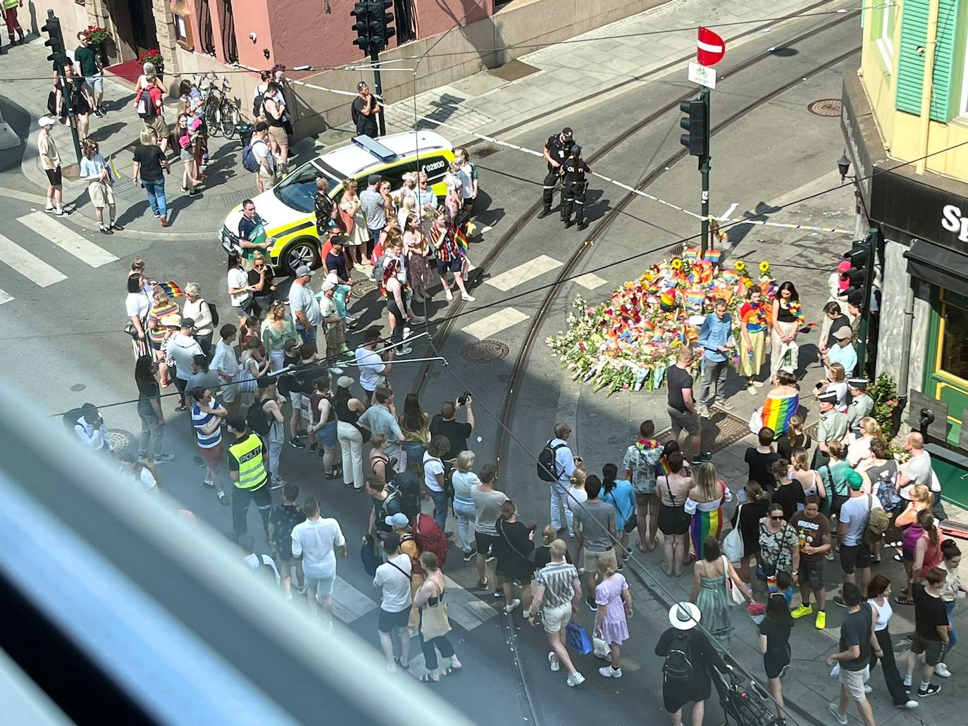 Fotos: Dolor tras el atentado en un pub LGTBI de Oslo en el que han muerto dos personas y una veintena han resultado heridas