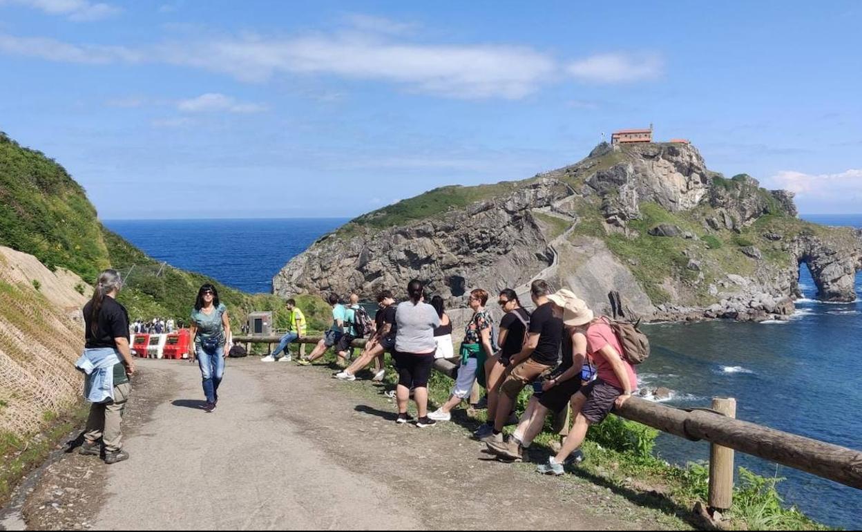 Un grupo de peregrinos se toma un respiro después de subir hasta la ermita.