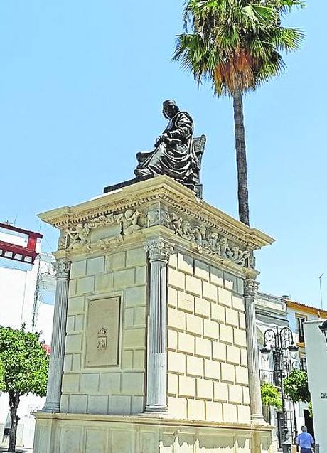 Imagen - Una estatua reproduce la figura de Nebrija en su pueblo natal, en Sevilla.  ep