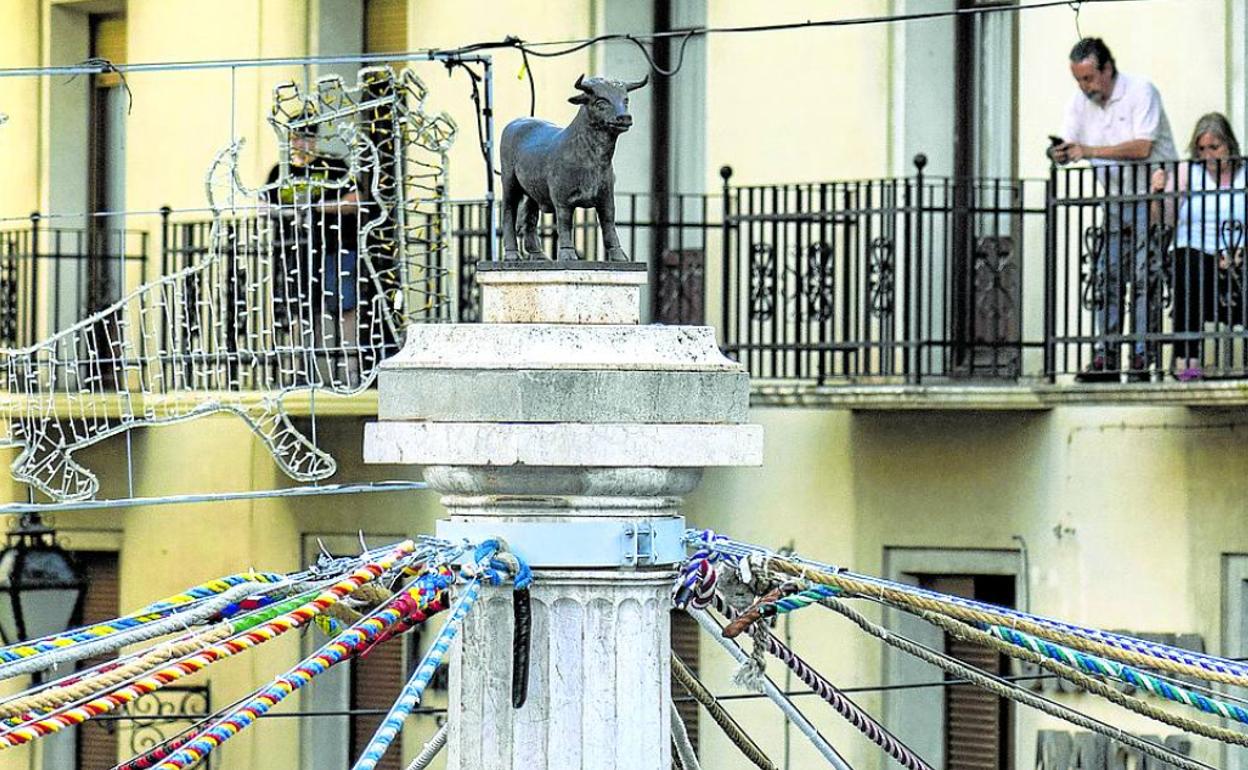 La estatua del 'Torico' preside la plaza a la que da nombre durante unos festejos taurinos celebrados el pasado sábado. 