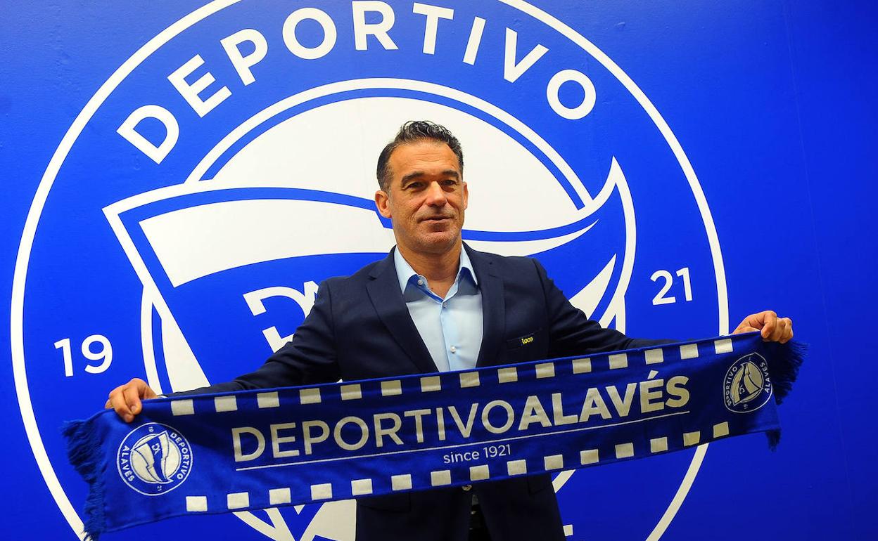 Luis García Plaza muestra una bufanda del Alavés el día de su presentación.