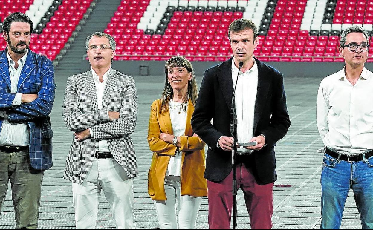 San Román, Álvarez, Ortiz, Uriarte y Ruigómez, en la ceremonia de presentación de su candidatura como ganadora en las elecciones de 2022. 