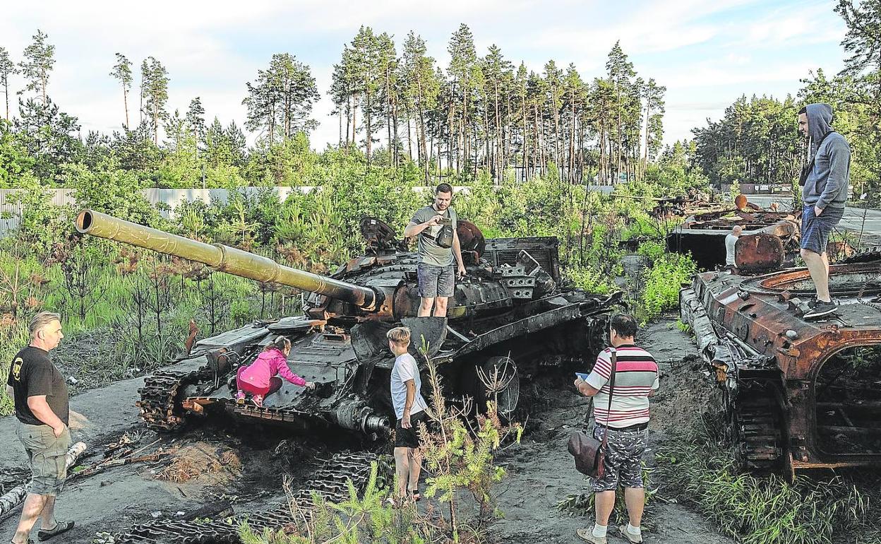 Cientos de blindados rusos fueron destruidos en el asedio a la región de Kiev, lo que obligó al repliegue del Ejército invasor para centrarse en el Dombás.