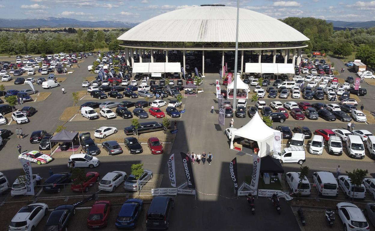 Aspecto de la gran exposición en torno a la cúpula del Buesa Arena.
