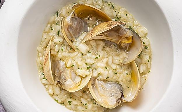 Almejas con arroz, especialidad guipuzcoana.