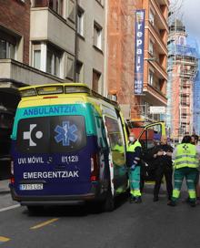 Imagen secundaria 2 - Arriba, estado del interior del edificio. Abajo, algunas familias durante el desalojo y una de las ambulancias que acudieron a socorrer al herido. 