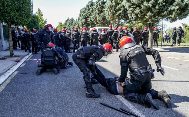 Galería. Efectivos de la Brigada Móvil detienen a dos jóvenes. 