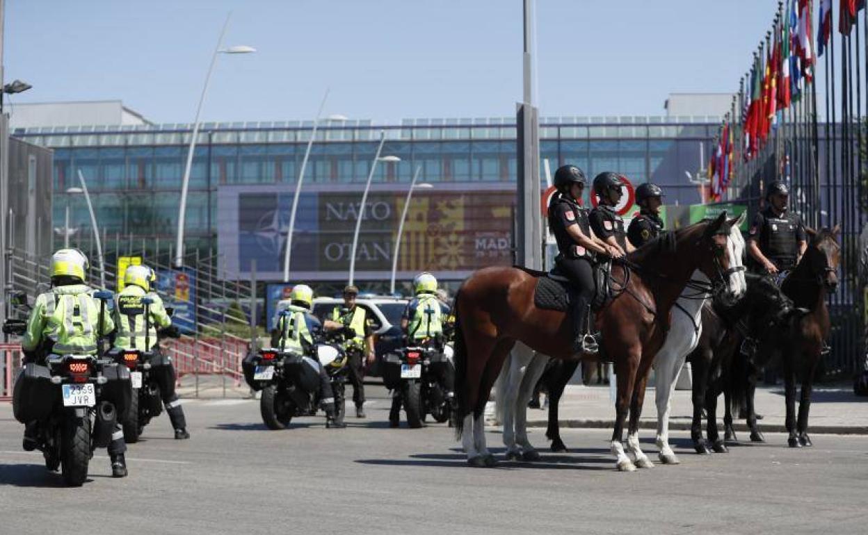 Agentes de la Policía Nacional la Guardia Civil vigilan los accesos a IFEMA.